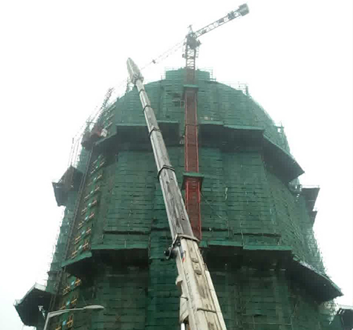 方正吊车在工地上作业